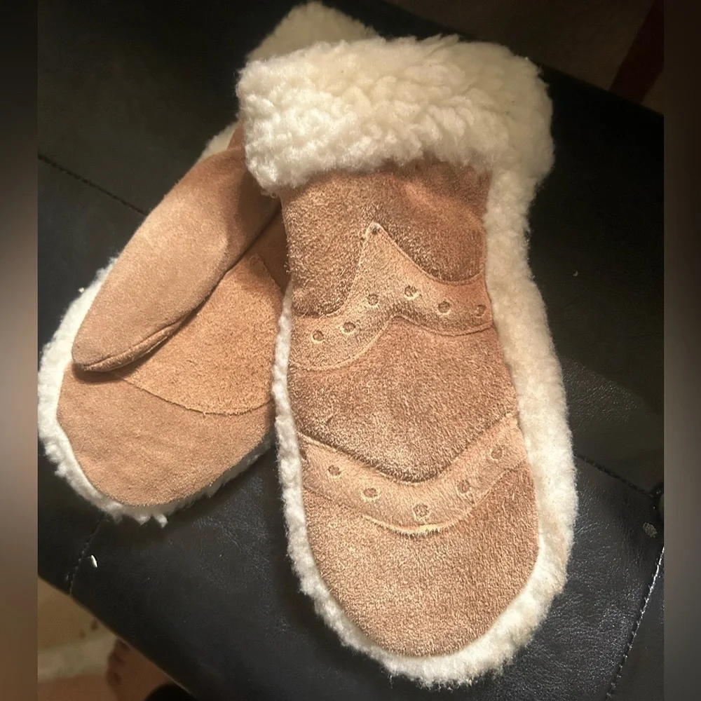 Genuine Leather Tan Shearling Mittens Fits Women’s size 6-7 Cold weather mittens